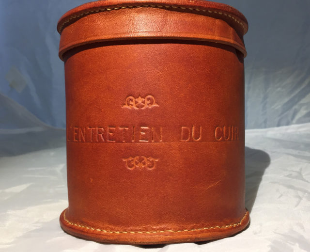 Boite en cuir pour des produits d'entretien du cuir